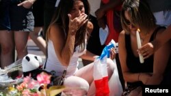 Une femme pleure lors de l'hommage rendu aux victimes, deux jours après l'attentat de Nice à la Promenade des Anglais, France, le 16 juillet 2016. 