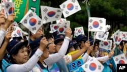 Wakorea Kusini wakipepea bendera yao kumtakia rais wao mafanikio kwenye mazungumzo na kiongozi wa Korea Kaskazini, Sept. 18, 2018.