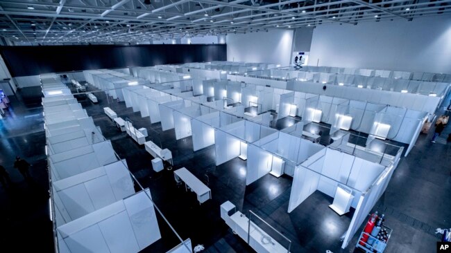 Instalación de una clínica improvisada para el tratamiento de personas infectadas con el coronavirus y enfermas con COVID-19 en el recinto ferial en Hannover, Alemania, el sábado 4 de abril de 2020.