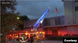 休斯顿消防人员2020年7月21日晚抵达中国总领事馆门外（KHOU电视台画面截图）