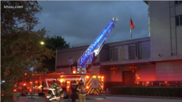 休斯顿消防人员2020年7月21日晚抵达中国总领事馆门外（KHOU电视台画面截图）