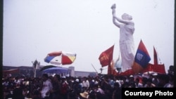 1989年，北京大學生在天安門廣場上豎起民主女神像（當年的首都大學生劉建拍攝）