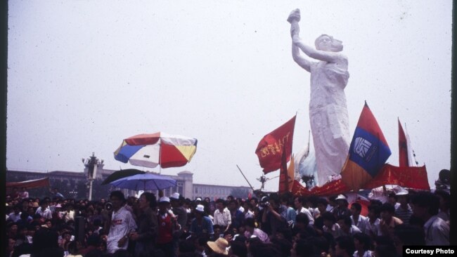 1989年，北京大学生在天安门广场上竖起民主女神像（当年的首都大学生刘建拍摄）