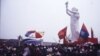 资料照：1989年天安门广场的民主女神像和要求民主的学生。