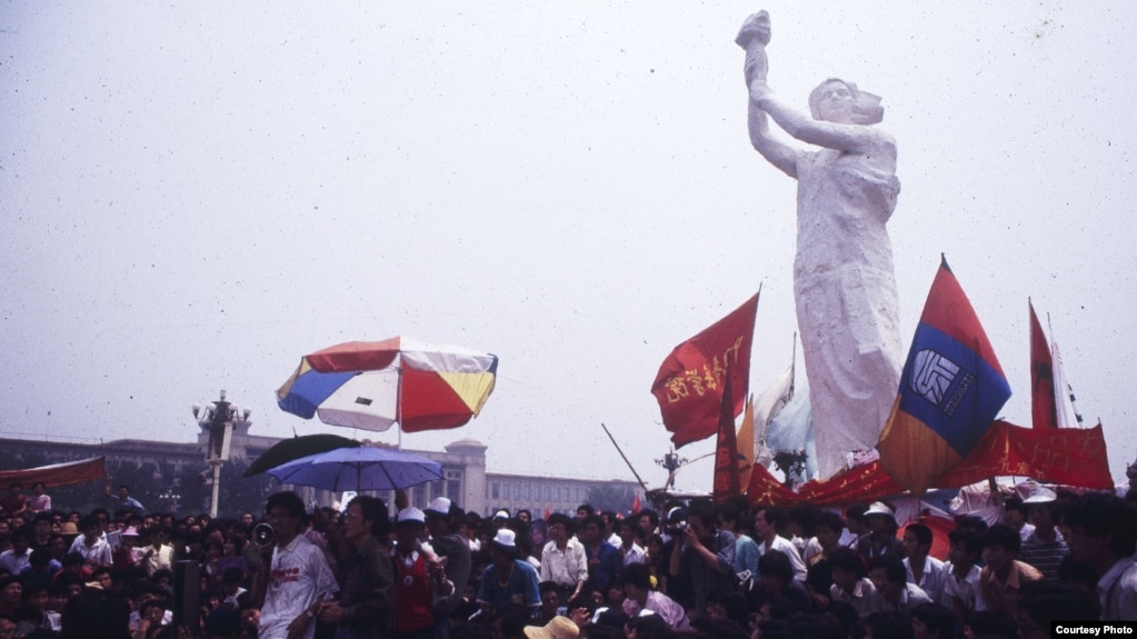 资料照：1989年天安门广场的民主女神像和要求民主的学生。