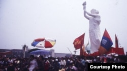 資料照：1989年天安門廣場的民主女神像和要求民主的學生。 