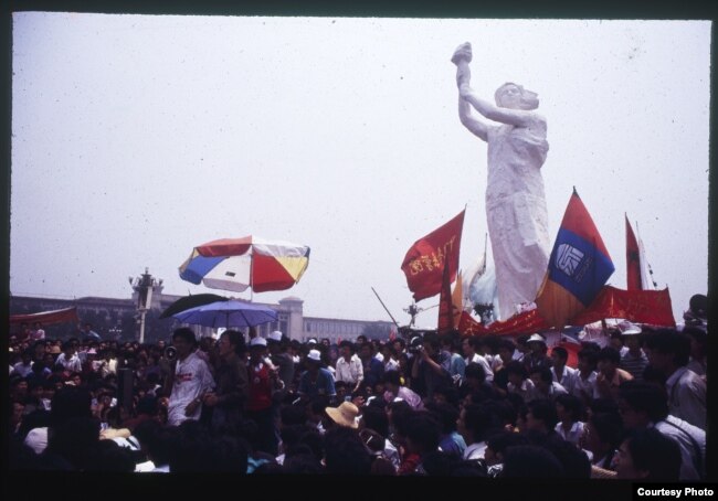 1989年天安门广场的民主女神像和要求民主的学生。