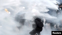 香港警察使用高压水龙冲击反送中示威者。（2019年9月15日）
