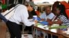 Seorang pemilih sebelum memberikan suaranya di pusat pemungutan suara selama pemilihan utama presiden dari Partai Demokrat di Miami, Florida, AS, 17 Maret 2020. (Foto: Reuters/Marco Bello)