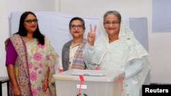 Waziri Mkuu Sheikh Hasina alipokuwa akipiga kura wakati wa uchaguzi mkuu mjini Dhaka, Bangladesh, Disemba 30, 2018