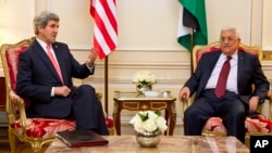 존 케리 미국 국무장관이 19일 프랑스 파리에서 마흐무드 압바스 팔레스타인 자치정부 수반과 회담했다.
