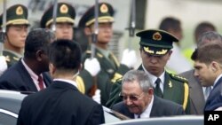 El presidente cubano Raúl Castro (centro) sube al auto a su llegada al aeropuerto internacional de Pekín, este miércoles 4 de julio de 2012.