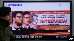 Màn hình TV chiếu quảng cáo bộ phim 'The Interview' của hãng Sony Picture's tại Trạm xe lửa Seoul ở Seoul, Nam Triều Tiên,22/12/2014.