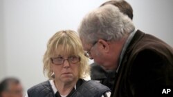 Joyce Mitchell, débout avec avec son avocat, Steven Johnson, comparait devant le juge Buck Rogers au tribunal de Plattsburgh city, New York, 15 juin 2015