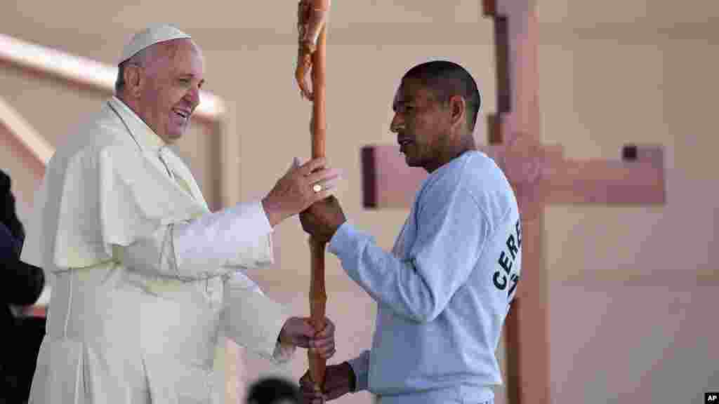 François reçoit une croix faite par un détenu durant sa visite en prison, Mexique, 17 février 2016.