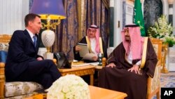 El rey saudí Salman conversa con el secretario de Relaciones Exteriores del Reino Unido, Jeremy Hunt, el 12 de noviembre de 2018