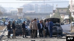 Personel keamanan dan penyelidik berkumpul di lokasi serangan bunuh diri di Kabul pada 13 November 2019. (Foto: AFP)