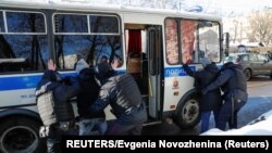 Policija privodi pristalice Alekseja Navalnog