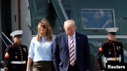 Le président américain Donald Trump et la première dame Melania Trump débarquent du Marine One à l'aéroport municipal de Morristown en route pour Washington après un week-end à Bedminster, New Jersey, États-Unis, le 4 août 2019. REUTERS / Yuri Gripas