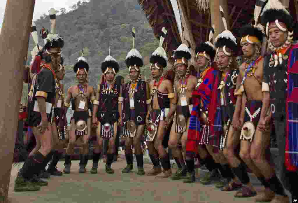 Para pria dari suku asli Naga menampilkan tarian tradisional pada festival tahunan di Desa Kisama di Nagaland, India.