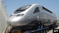 Un train à grande vitesse TGV produit transporté au port marocain de Tanger, le 30 juin 2015. 