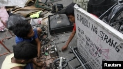 Miles de niños en el todo el mundo trabajan descomponiendo partes de aparatos electrónicos con graves riesgos para su salud.