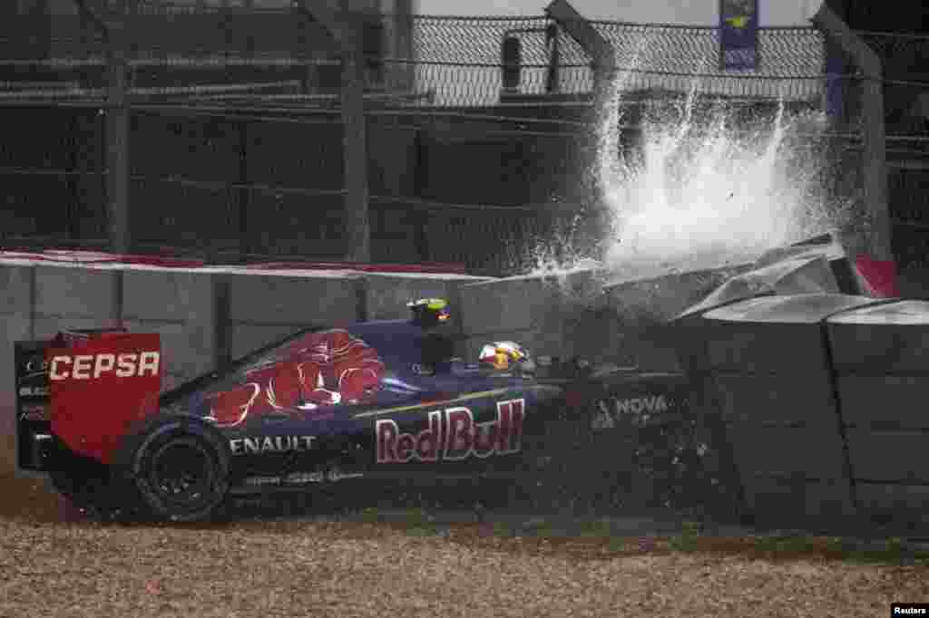 Carlos Sainz Jr, pebalap tim Toro Rosso, menabrak tembok dalam balapan Grand Prix Formula 1 di sirkuit The Americas di Austin, Texas.