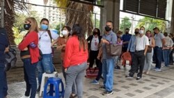 Venezuela'da aşı kuyruğunda bekleyenler