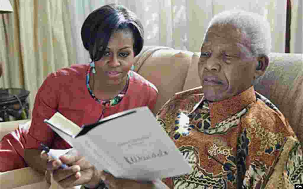 El ex presidente Mandela escribió una dedicatoria en su libro, para la primera dama, Michelle Obama, durnate el encuentro en Houghton, Sudáfrica.