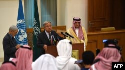 Le secrétaire général des Nations unies Antonio Guterres et le ministre des Affaires étrangères saoudien Adel al-Jubeir lors d’une conférence de presse conjointe avant la signature de l’accord de paix de Jeddah entre l’Éthiopie et l’Érythrée, le 16 septem