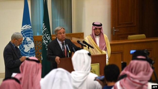 Le secrétaire général des Nations unies Antonio Guterres et le ministre des Affaires étrangères saoudien Adel al-Jubeir lors d’une conférence de presse conjointe avant la signature de l’accord de paix de Jeddah entre l’Éthiopie et l’Érythrée, le 16 septem