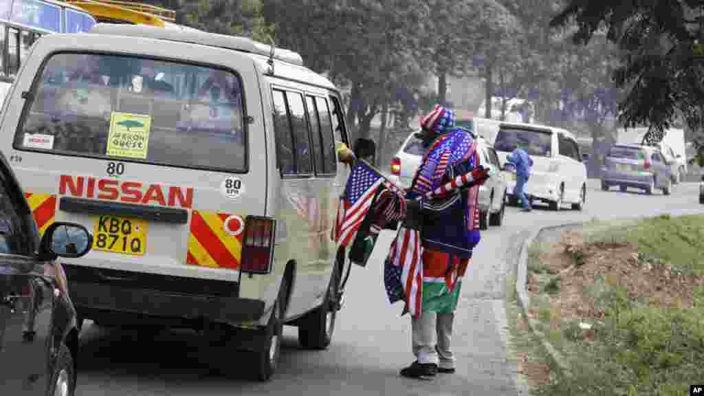 Un veundeur de rue dans Nairobi, 24 juillet 2015.