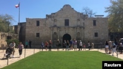 Du khách tại lối vào Alamo, nơi được nhiều người đến tham quan nhất trong tiểu bang, ở San Antonio, Texas, 2/3/2015.