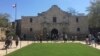 ورودی قلعه تاریخی آلامو در تگزاس