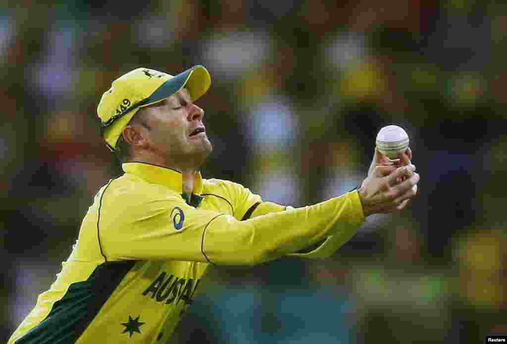 Kapten Michael Clarke, Australia menangkap bola dari Tillakaratne Dilshandalam, Sri Lanka, acara Piala Dunia Cricket di Sydney.