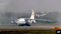 ARHIVA - Transportni avion Il-76 sleće na vojni aerodrom u Batajnici, nadomak Beograda, dok iza dva bobena aviona Mig-29 u sastavu vazduhoplovnih snaga Srbije poleću, pred zajedničke vojne vežbe snaga Rusije i Srbije, 19. oktobra 2019.