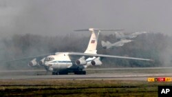 ARHIVA - MIG-ovi 29 i ruski Iljušin na aerodromu u Batajnici (Foto: AP/Darko Vojinović)