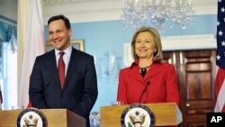 Poland's Foreign Minister Radoslaw Sikorski (left) and U.S. Secretary of State Hillary Clinton