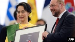 Bà Aung San Suu Kyi và Chủ tịch Nghị viện Châu Âu Martin Schulz, tại buổi lễ trao giảiSakharov ở Strasbourg, Pháp, 22/10/13