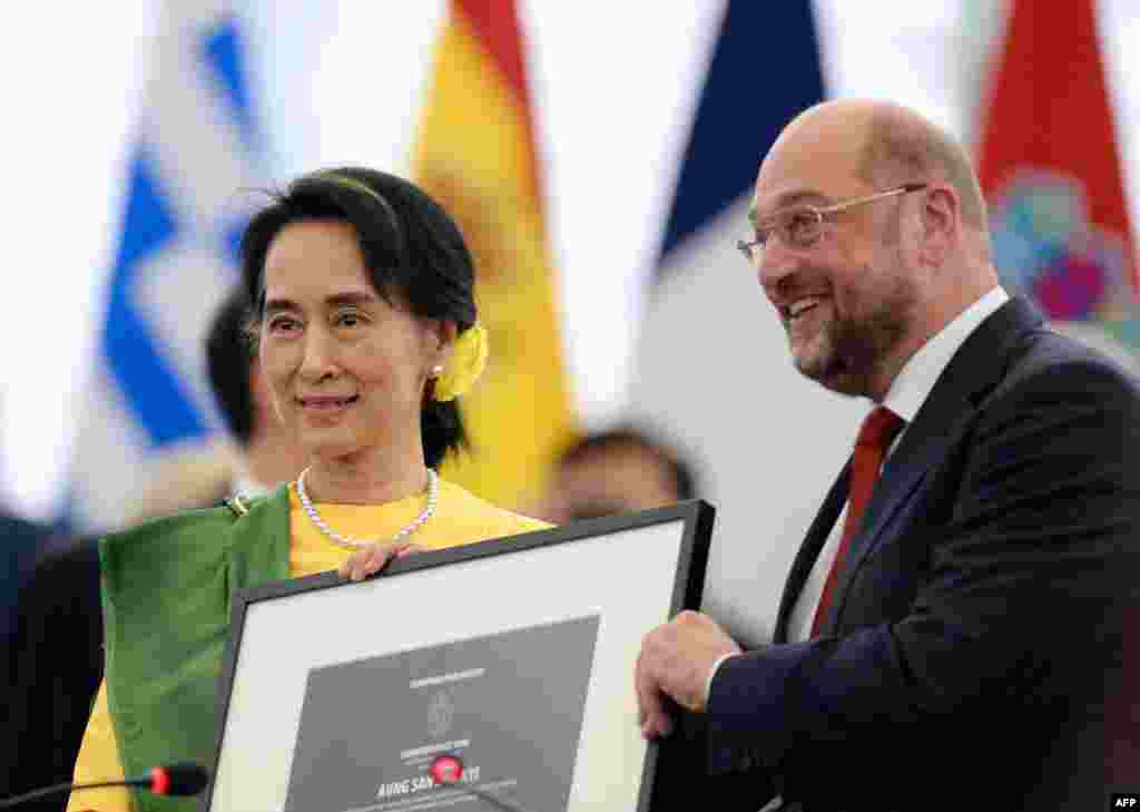 Pemimpin oposisi Burma Aung San Suu Kyi berpose dengan Presiden Parlemen Eropa Martin Schulz setelah menerima penghargaan HAM Eropa 'Sakharov' di kota Strasbourg, Perancis timur,