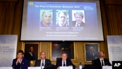 스웨덴 왕립과학원 노벨위원회 관계자들이 14일 올해 노벨 경제학상 수상자를 발표하고 있다. 시카고대의 유진 파마 교수와 라스 피터 핸슨 교수, 예일대의 로버트 실러 교수 등 미국 경제학자 3인이 수상했다.