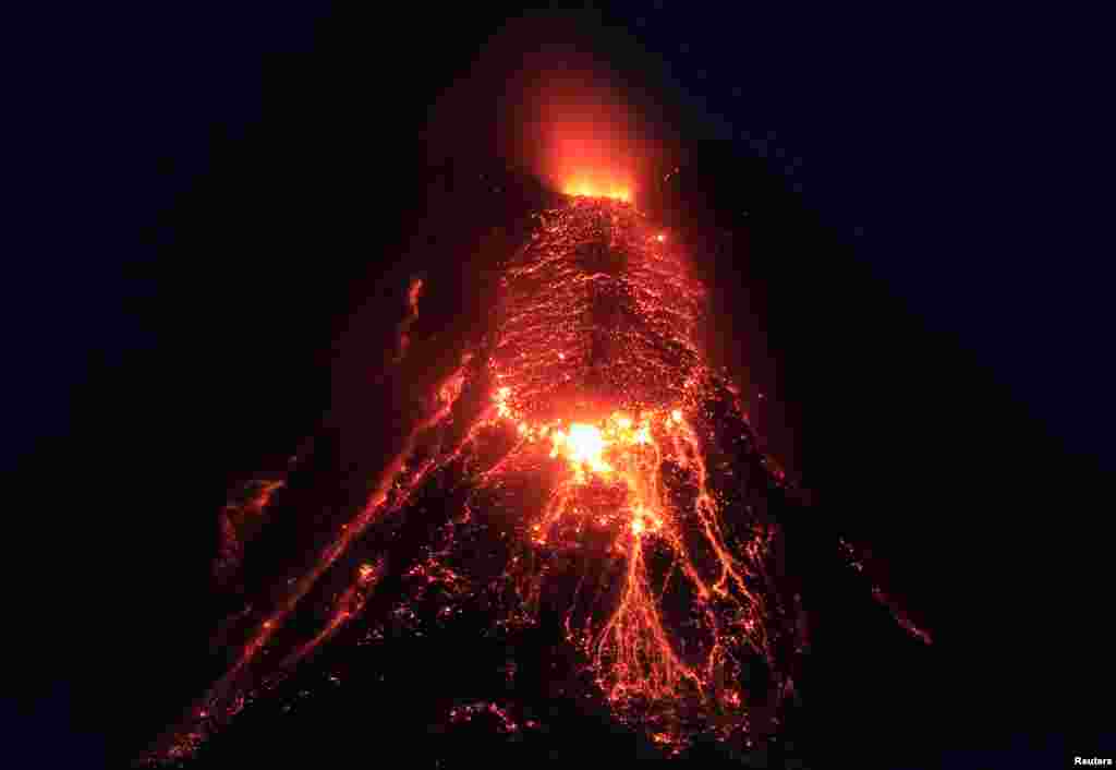 Lava mengalir dari kawah Gunung Mayon saat meletus terlihat dari kota Legazpi, provinsi Albay, Filipina.