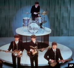 Dalam Foto 9 Februari 1964, Beatles tampil di "Ed Sullivan Show," di New York.