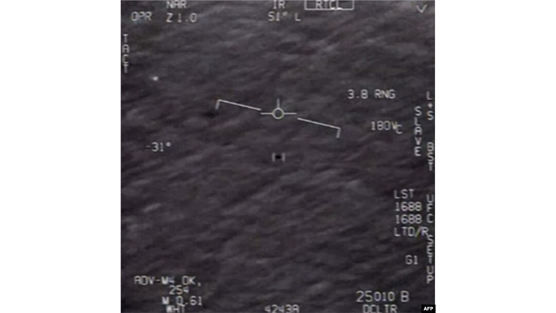 Bagian dari video rahasia yang diambil oleh pilot Angkatan Laut yang telah beredar selama bertahun-tahun menunjukkan interaksi dengan "fenomena udara yang tak dikenal." (Foto: AFP)