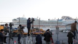 Los periodistas se mantienen atentos a noticias en el crucero Diamond Princess, anclado en cuarentena en el puerto de Yokohama, en Japón, donde se ha reportado más de 500 infecciones de coronavirus.