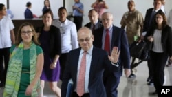 U.S. Assistant Secretary of State for East Asian and Pacific Affairs Daniel Russel, center, waves to reporters before meeting with officials at the Department of Foreign Affairs in suburban Pasay, south of Manila, Philippines, Oct. 24, 2016.