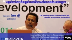 Kem Ley, a Cambodian analyst, discusses the meaning of color revolution and freedom of expression in Cambodia during Hello VOA call-in show in Phnom Penh, Cambodia, Thursday, June 30, 2016. (Lim Sothy/VOA Khmer)