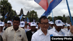 Opposition leader Sam Rainsy is welcomed in Siem Reap by thousands supporters during a election rally on July 24, 2013. 