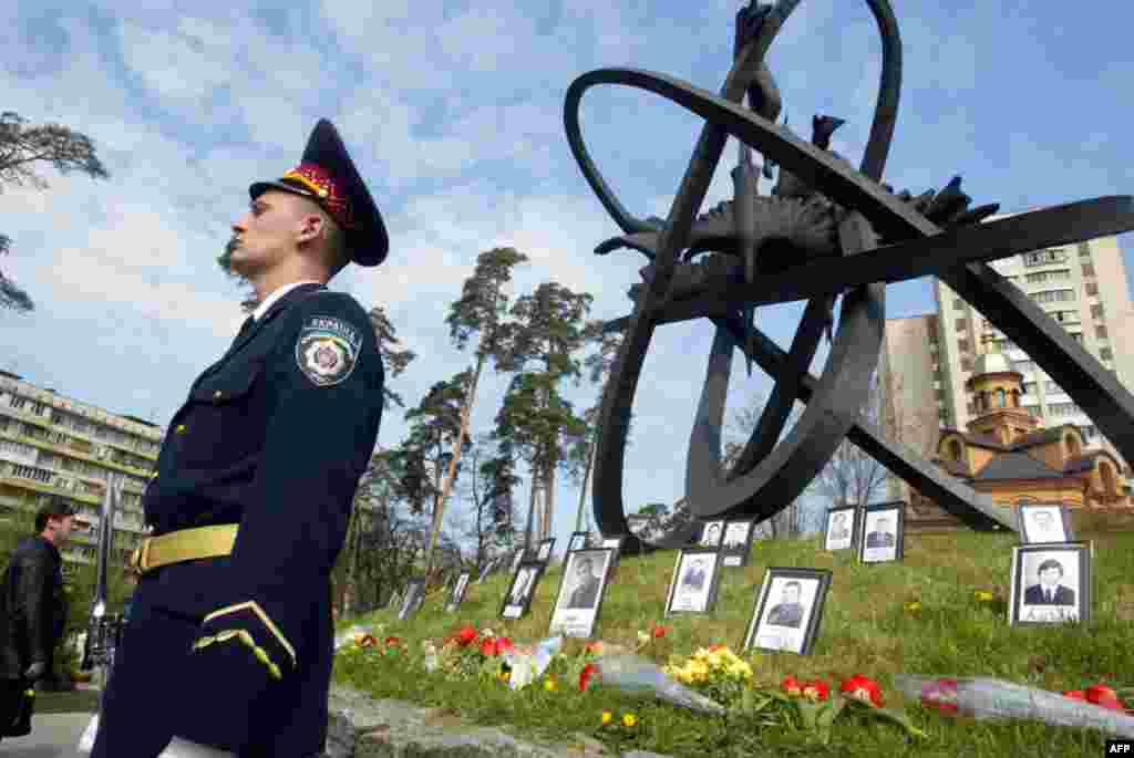 Почетный караул у памятника жертвам трагедии в Чернобыле. Фото сделано 26 апреля 2007 года