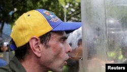Venezuelan opposition leader Henrique Capriles talks to riot police during a rally to demand a referendum to remove President Nicolas Maduro in Caracas, Venezuela, June 7, 2016. 